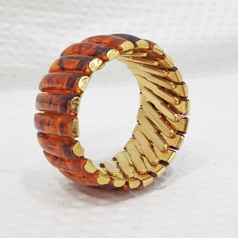 Vintage Mid Century Amber Cognac Lucite Expandable Gold Tone Band Domed Bracelet - Picture 4 of 6